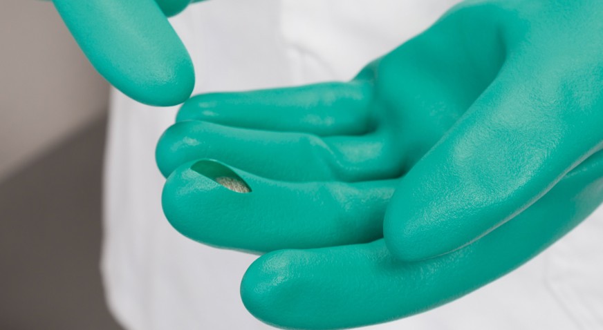 MAJA-OPS Einschnitt im Handschuh