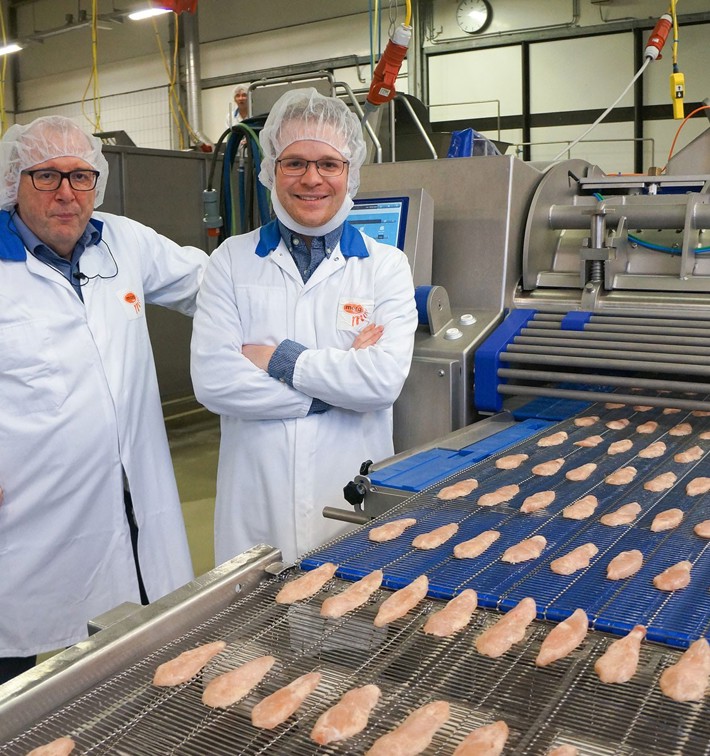 Convenience snack producer Mora creates  high-quality chicken products with the RevoPortioner food forming machine.